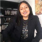 Profesora que imparte clases primaría y secundaria